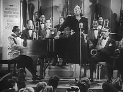 Count Basie med sin orkester och sångerskan Ethel Waters i filmen Stage Door Canteen, 1943.