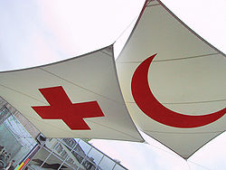 Das Rote Kreuz und der Rote Halbmond sind zwei internationale Symbole, die ein Feldlazarett und andere medizinische Einrichtungen kennzeichnen.