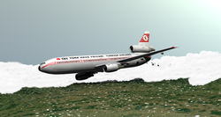 "Turkish Airlines" 981-ojo reiso lėktuvo CGI vaizdas akimirką po to, kai sugedo krovinių liukas, prieš pat lėktuvui sudūžtant.