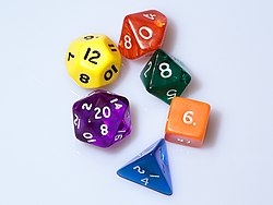 V igri Dungeons and Dragons se za odločanje o rezultatih akcij uporabljajo kocke z več stranmi. Najpogosteje se uporabljajo 4-stranske, 6-stranske, 8-stranske, 10-stranske, 12-stranske in 20-stranske.