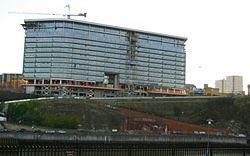 Lejlighedsbygningen Echo 24, der er bygget på stedet for forladte pakhuse ved floden  