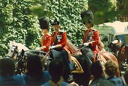 Dronningen med prins Charles og prins Philip ved "Trooping the Colour" i 1986, hvor hun red på sin yndlingshest Burmese.  