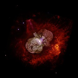 哈勃太空望远镜的图像显示了海山二和围绕着这颗恒星的双极云状星云。云母星云是在海山二的一次喷发中形成的,其发出的光在1843年到达地球。海山二本身出现在图像中心附近的白色斑块中,那里是Homunculus的两个裂片的接触点。