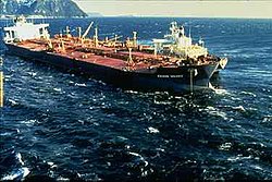 Exxon Valdez , resife çarptıktan üç gün sonra