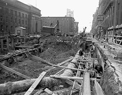 De metro wordt gegraven voor Union Station (links) in Front Street in 1950.