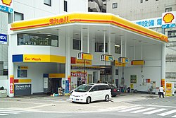 Hiroşima, Japonya'da bir benzin istasyonu