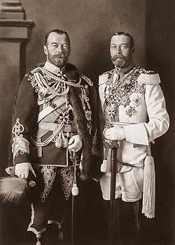 Jurgis V (dešinėje) ir Rusijos imperatorius Nikolajus II (kairėje) 1913 m. (šeimyninis panašumas)