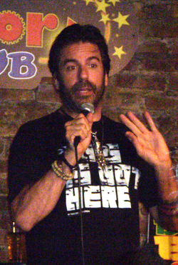 Greg Giraldo bir performans sırasında.