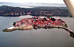  Ilmakuva Guatemalan Floresista, joka on rakennettu Tayasalin Itza-pääkaupungin raunioille.