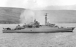 Brytyjski statek HMS Antelope po tym jak został trafiony przez argentyńską broń