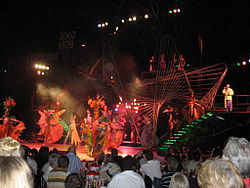 Showgirls sur scène, touristes aux tables. Le Tropicana à La Havane