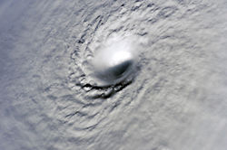 El ojo del huracán Wilma se acerca a su máxima intensidad