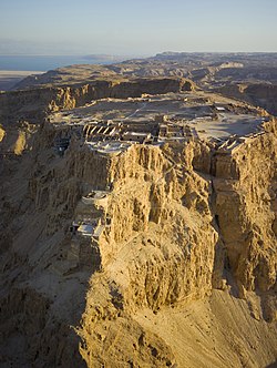 Ilmakuva Masadasta Juudean autiomaassa, Kuollutmeri ja Jordania kaukana.