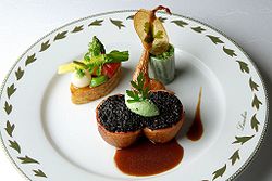 Eine Präsentation der Nouvelle Cuisine von Jacques Lameloise (ein Drei-Sterne-Koch aus dem Guide Michelin)