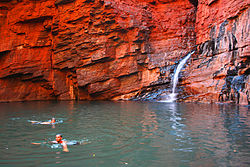 Ущелье Вино (Weano Gorge) в Национальном парке Кариджини (Karijini National Park): видны ярко-красные пласты железосодержащих архейских скал Пилбары (Pilbara).