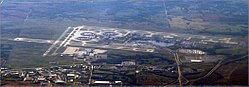 東側から見た空港。オーバーホール基地はフィールドの左下隅にある。中央ターミナル予定地は滑走路の端の左側になる。