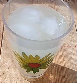 Šálek limonády.