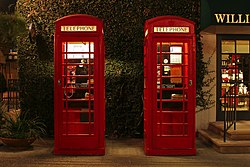 Zwei rote Telefonzellen