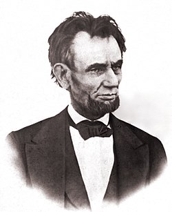 Ultima fotografia nota di Abraham Lincoln, scattata sul balcone della Casa Bianca, 6 marzo 1865