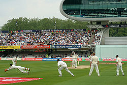 Note wicket-keeper à esquerda. Inglaterra vs Nova Zelândia em Lords, a casa do grilo