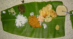 Makan siang dari India Selatan yang disajikan di atas daun pisang raja. Lihat Gambar untuk penjelasan lebih lanjut.