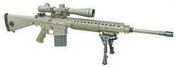 Un rifle M110 con un bípode.  