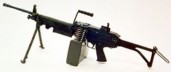 Un FN Minimi con un bípode acoplado.  