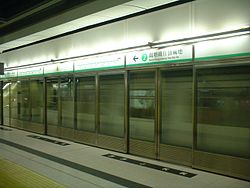 Schermdeuren op de Kwun Tong Lijn bij Tiu Keng Leng.  