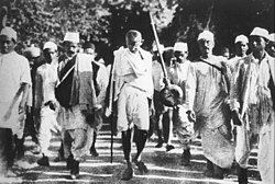 Gandhi leder saltsatirahaen, et bemærkelsesværdigt eksempel på satyagraha