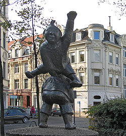 Eine Kölner Statue von Max und Moritz beim Überspringen