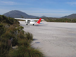 Et turistfly forbereder sig på at lette fra Melaleuca Airstrip