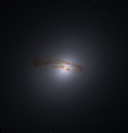 Nucleul Messier 84 prin HST