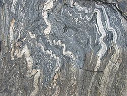 Zložene plasti v metamorfni kamnini v bližini [Geirangerfjorda], Norveška