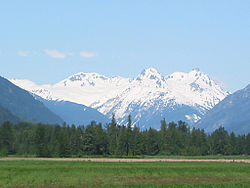 Mount Meagerin tulivuorikompleksi idästä katsottuna lähellä Pembertonia, BC.