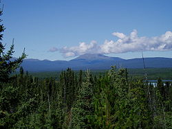 Mount Edziza, ein Schildvulkan, in Britisch-Kolumbien vom Stewart-Cassiar Highway aus gesehen