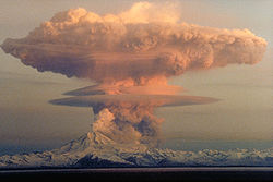 O Monte Redoubt entrou em erupção em 1990.
