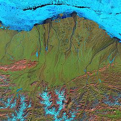 Landsat 7 -väärävärikuva pohjoisrinteestä. Siniset osat ovat jäätä. Alareunassa näkyy Brooks Range. (Kesäkuu 2001)