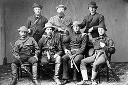 Marsh (takarivissä ja keskellä) aseistettujen avustajien ympäröimänä vuoden 1872 retkikunnassaan. Marsh vietti itse vain vähän aikaa maastossa ja jätti työn agenttiensa tehtäväksi.
