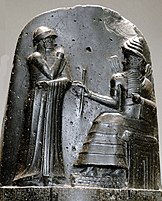 Hammurabi modtog lovene fra guden Marduk eller Shamash. Under dem står Hammurabis lovkodeks skrevet.