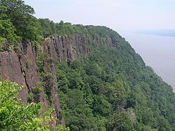 Palisades Sill při pohledu z dálnice Palisades Interstate Parkway. V pozadí řeka Hudson