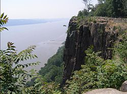 Palisády tyčící se nad řekou Hudson