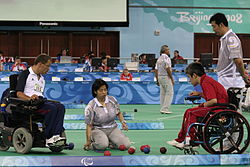 O norueguês Roger Aandalen (azul/branco) contra o japonês Takayuki Hirose (vermelho) nas Paraolimpíadas de 2008.