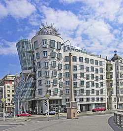 Milunić ve Gehry'nin Dans Eden Evi