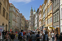 Malá Strana'da yoğun bir yaz gününde turistlerle dolu. (Küçük Mahalle), Prag