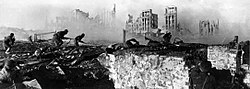 Sovjetski vojaki napadejo hišo, februar 1943