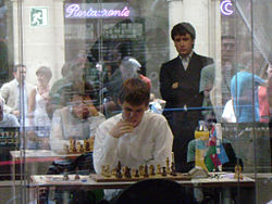 Teimouras Radžabovas iš tolo stebi savo varžovą Magnusą Carlseną.