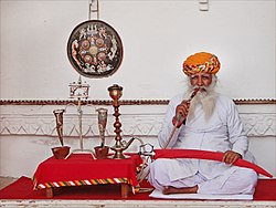 Intialainen mies polttaa vesipiippua, Rajasthan, Intia