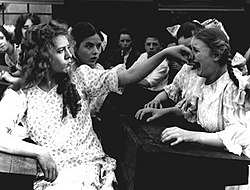 Un matón femenino, retratado en la película muda de 1917 Rebecca of Sunnybrook Farm.  