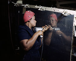 数百万人の "Rosie the Riveters "のうちの一人