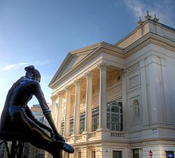 Madame'i kuju Covent Gardeni Kuningliku Ooperimaja Bow Street'i sissepääsu vastas.